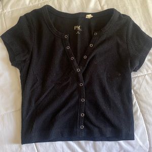 Cropped black shirt